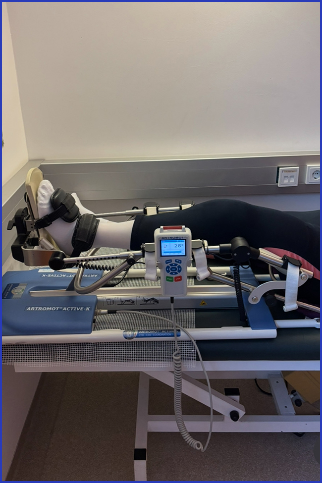 Knie auf der ARTROMOT ACTIVE-K Mobilisationsschiene