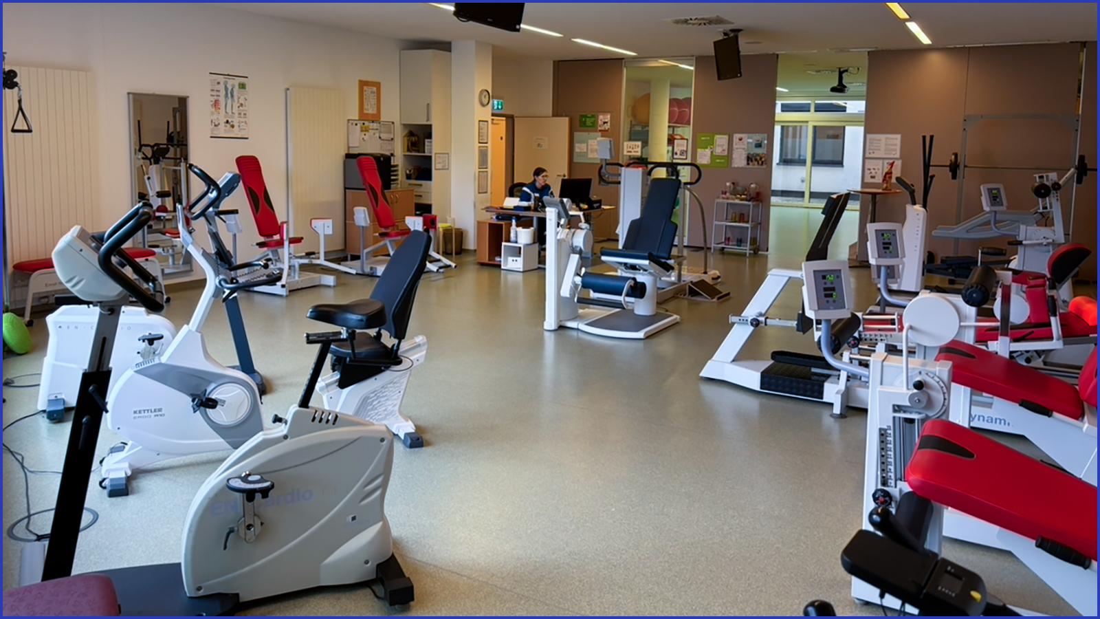 Trainingsraum mit chipkartengesteuerten Therapiegeräten