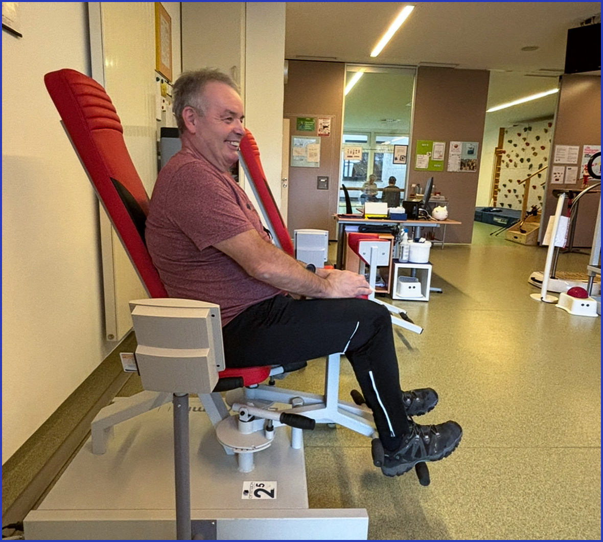 Patient an einem Beinpresse-Therapiegerät