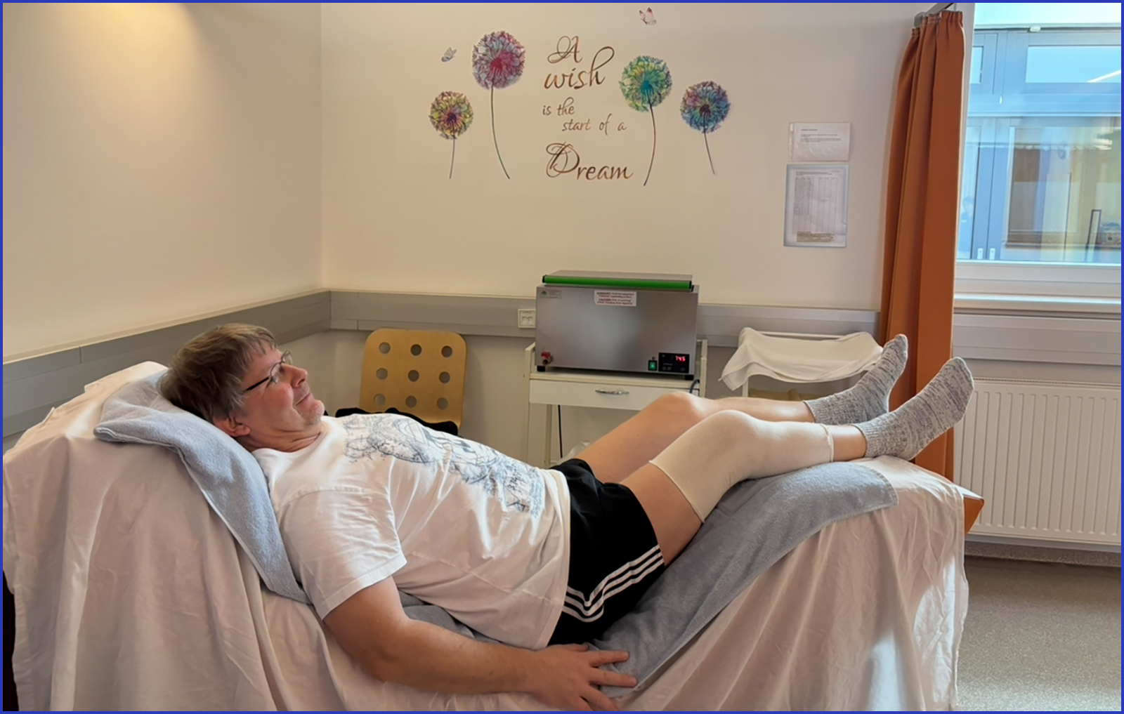 Patient während einer Wärmeanwendung mit Mineralbeutel
