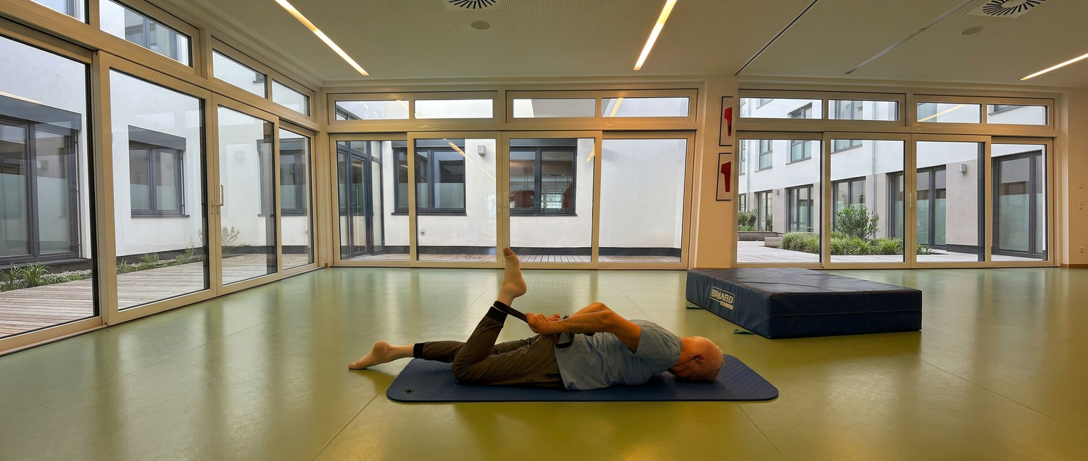 Patient bei Stretching auf der Matte